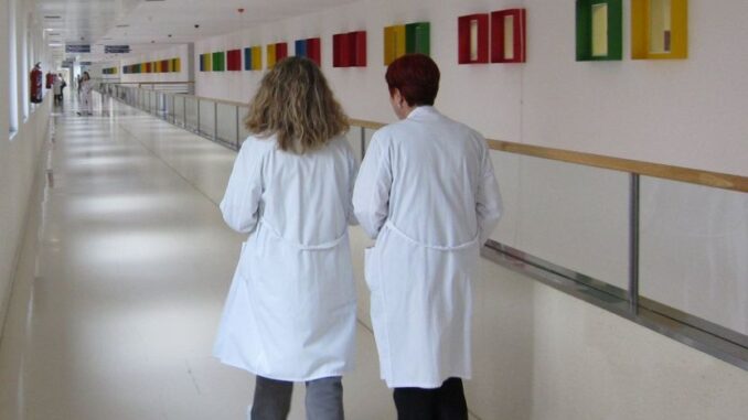 Los médicos valencianos triplican el número de guardias