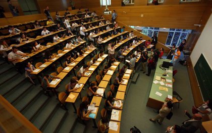 Imagen de un aula donde se realiza el examen MIR.