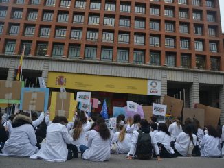 Futuros especialistas frente al Ministerio de Sanidad en la última manifestación convocada por CESM.