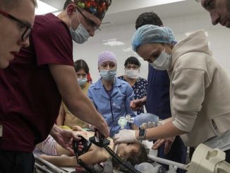 Un equipo médico atienda a una niña herida en un bombardeo en Ucrania.