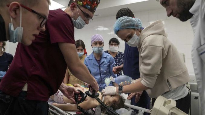 Un equipo médico atienda a una niña herida en un bombardeo en Ucrania.