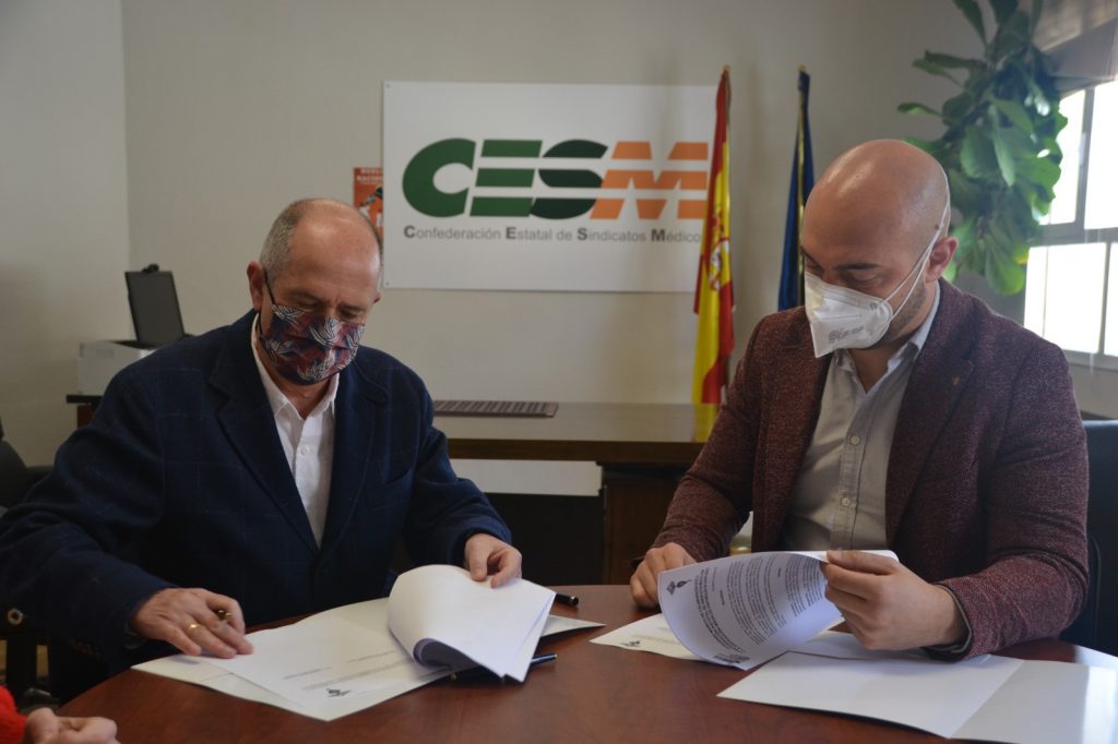 Gabriel del Pozo, secretario general de CESM, junto a Alejandro Barros, presidente de MEDES. 