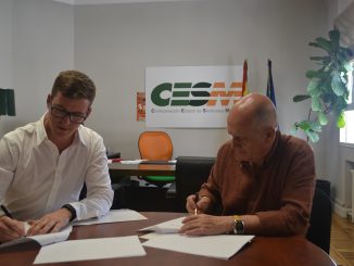 Momento de la firma entre Carlos Martínez Parra y Gabriel del Pozo.