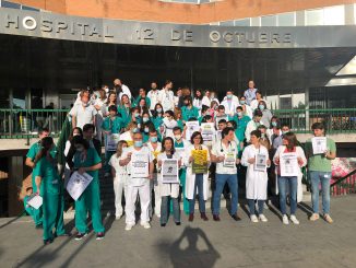 Facultativos de Madrid a las puertas del Hospital 12 de Octubre en esta jornada de huelga.