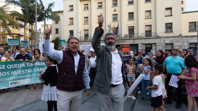 Enrique Roviralta y Abdelghani El Amrani, presidente y secretario general, respectivamente, del Sindicato Médico de Ceuta.