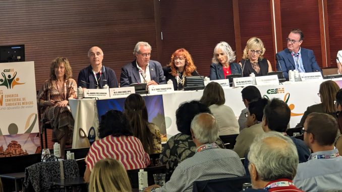 Los miembros de cada mesa de ponencias presentando sus conclusiones. Los miembros de cada mesa de ponencias presentando sus conclusiones.