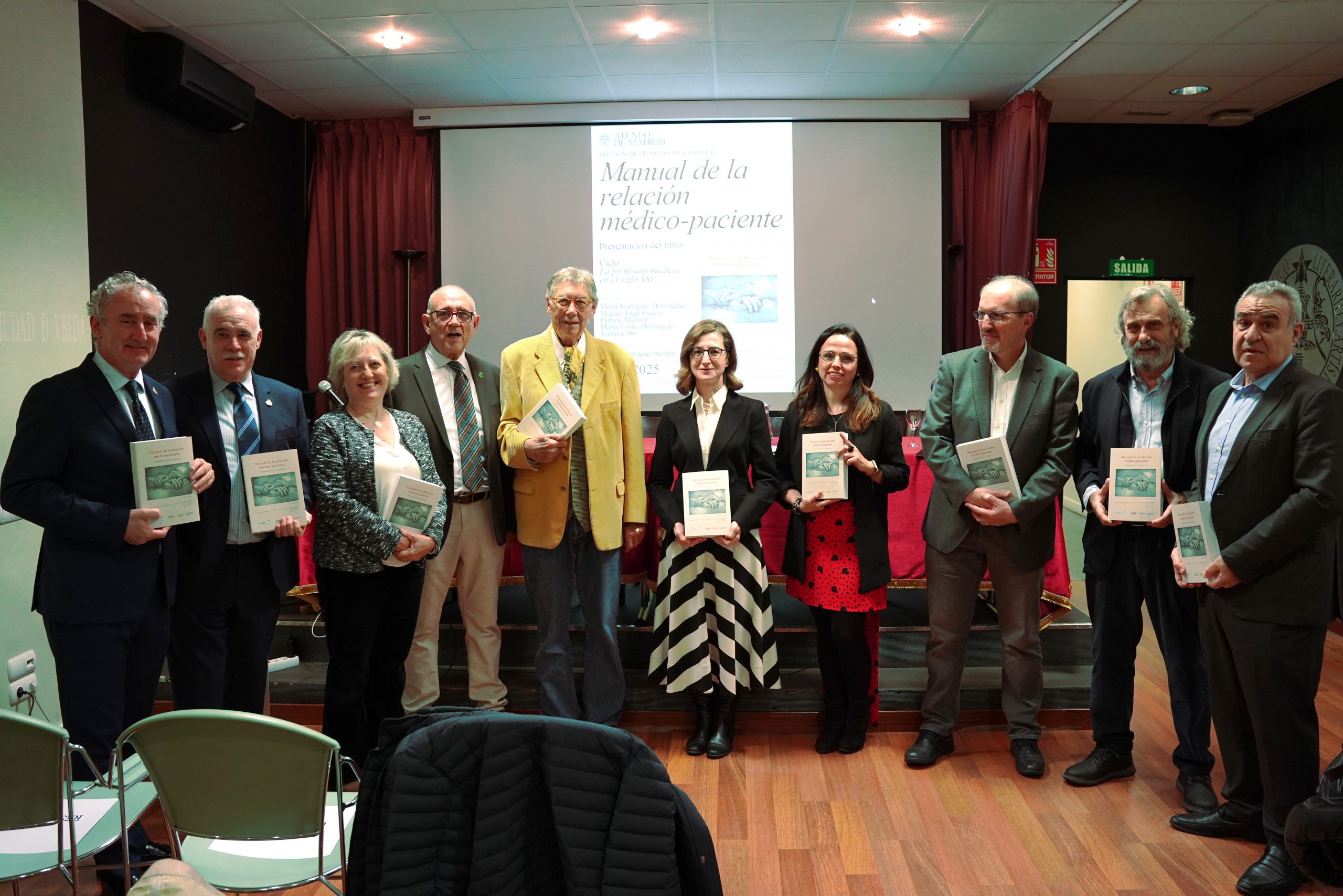 Los participantes en el acto y los representantes del Foro de la Profesión mostrando el manual.