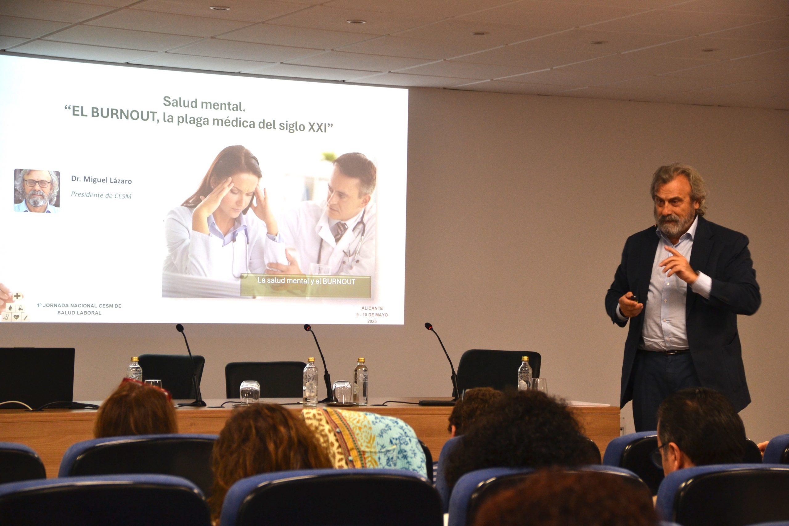 Miguel Lázaro en un momento de su exposición. 