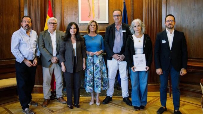 Los responsables de CESM junto a los diputados de VOX.
