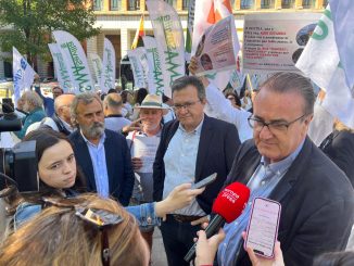 Miguel Lázaro, Rafael Ojeda y Víctor Pedrera atendiendo a los medios durante la concentración frente al ministerio.