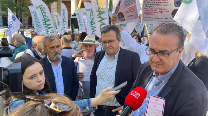 Miguel Lázaro, Rafael Ojeda y Víctor Pedrera atendiendo a los medios durante la concentración frente al ministerio.