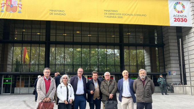 Los representantes del Comité de Huelga momentos antes de la reunión.