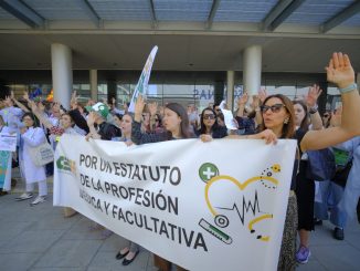 Concentración de médicos ante el Departamento de Sanidad.