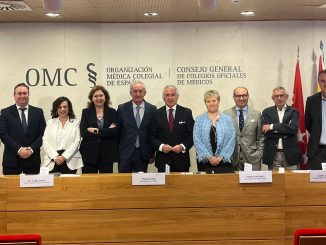 El secretario general de CESM, Víctor Pedrera (derecha) junto al responde representantes de la rueda de prensa en OMC.