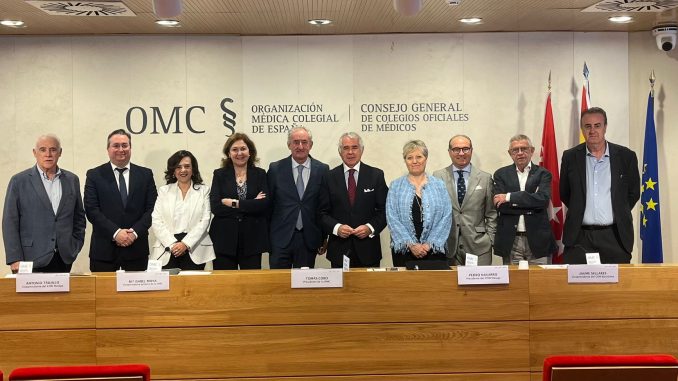 El secretario general de CESM, Víctor Pedrera (derecha) junto al responde representantes de la rueda de prensa en OMC.