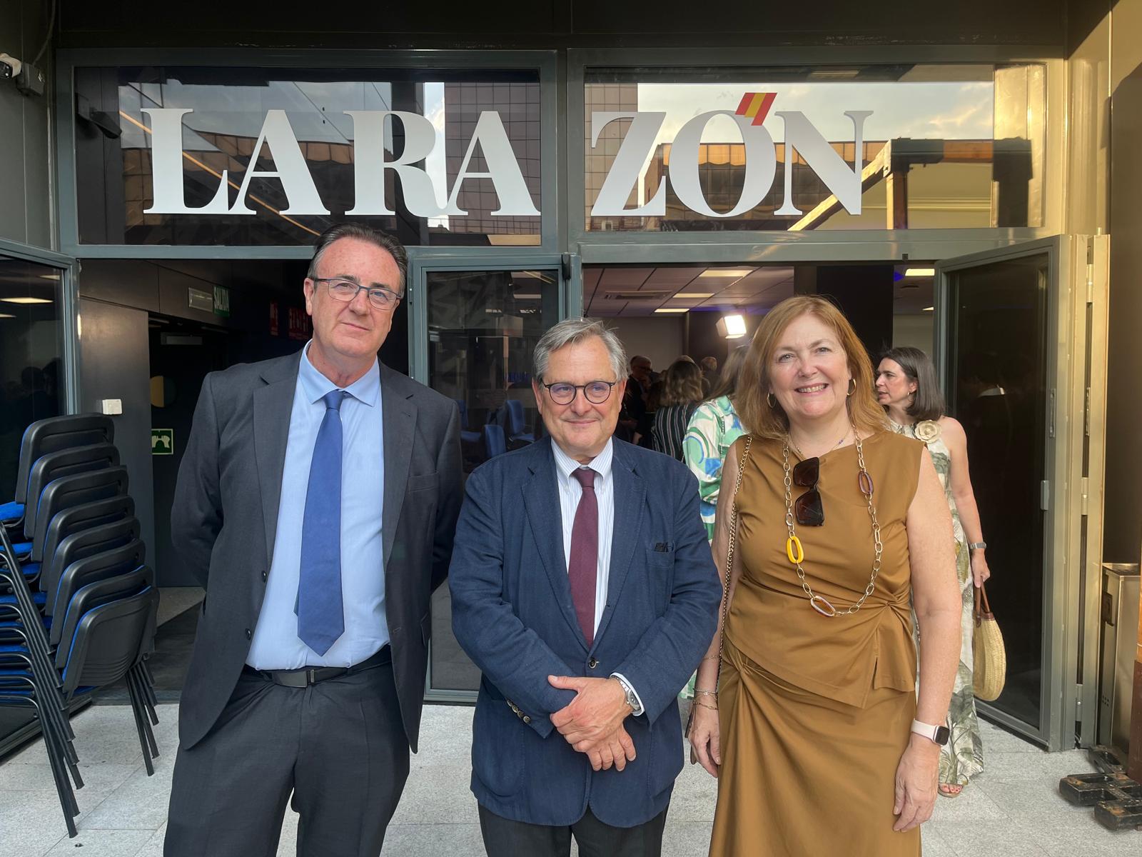 Víctor Pedrera junto a Francisco Marhuenda y María Isabel Moyal, secretaria general de la Organización Médica Colegial.