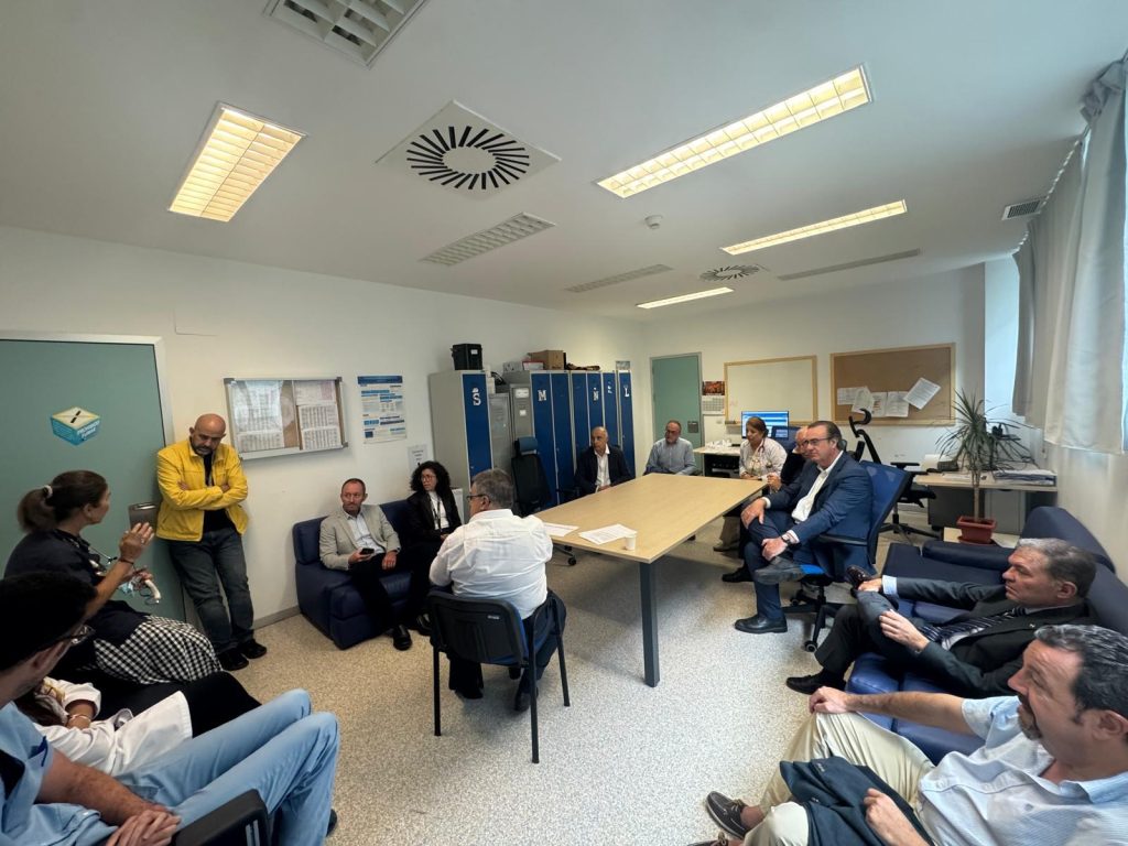 Los representantes de CESM escuchan las experiencias de los compañeros del Hospital Universitario de Ceuta.
