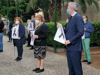 Concentración en Aragón en el homenaje a los sanitarios fallecidos