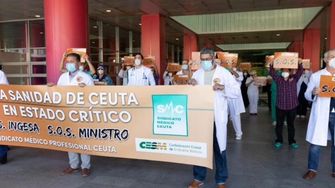 Manifestación en Ceuta por la huelga nacional de médicos del 27 de octubre.