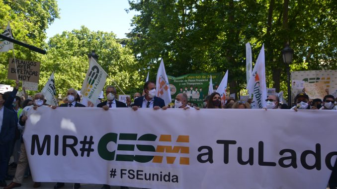 Manifestación MIR con responsables de CESM, CGCOM y FSEunida