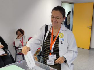 Ángela Hernández, secretaria general de Amyts, depositando su voto en la urna.
