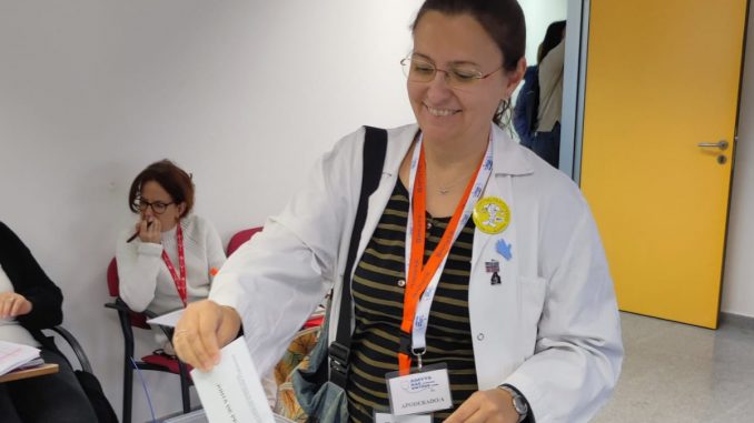 Ángela Hernández, secretaria general de Amyts, depositando su voto en la urna.