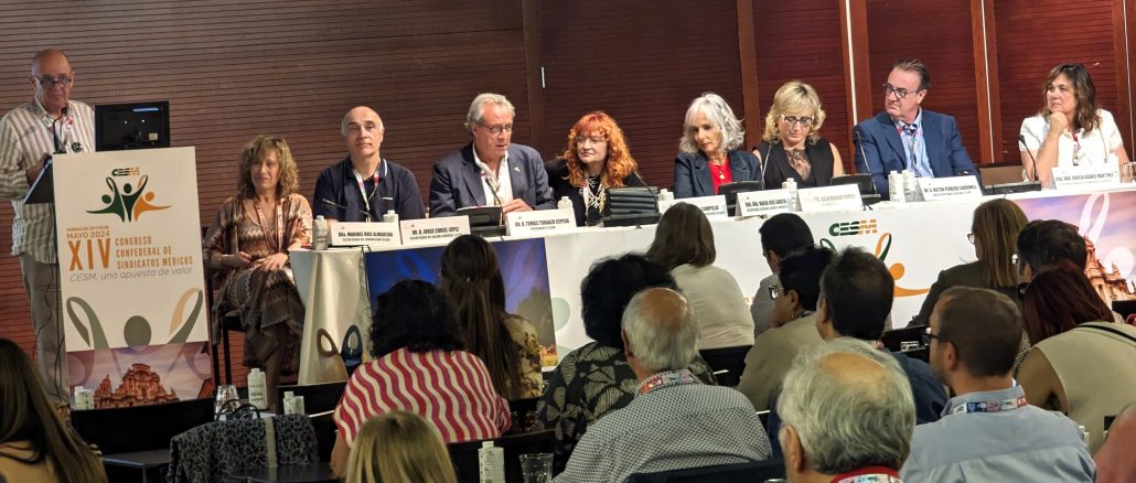 Los miembros de cada mesa de ponencias presentando sus conclusiones.