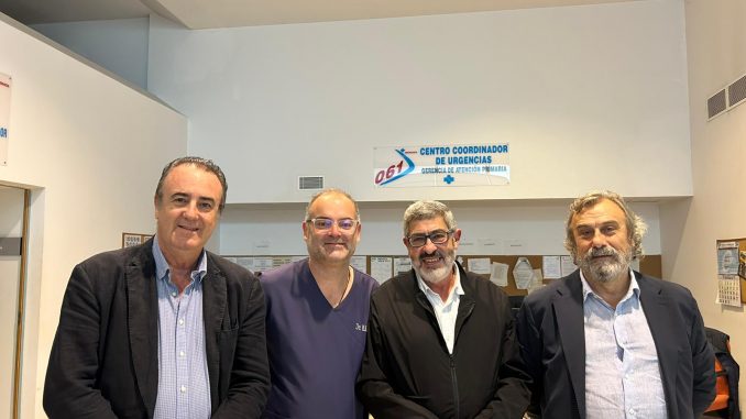 Víctor Pedrera y Miguel Lázaro junto a Abdelghani El Amrani y otro compañero en el centro del 061 de Ceuta.
