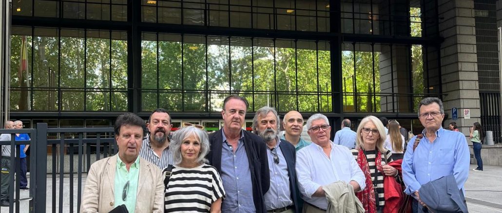 Los integrantes del Comité de Huelga momentos antes de la reunión con el ministerio.