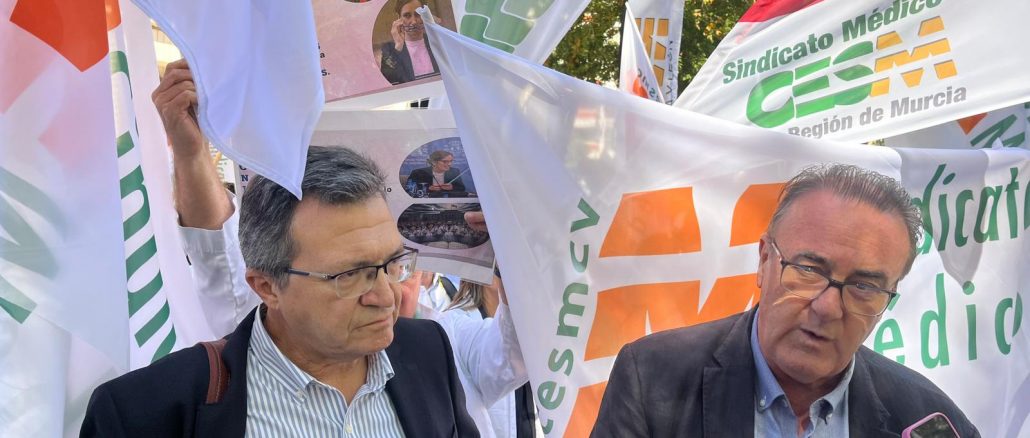 Rafael Ojeda y Víctor Pedrera en una de las manifestaciones frente al ministerio.