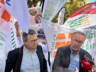 Rafael Ojeda y Víctor Pedrera en una de las manifestaciones frente al ministerio.
