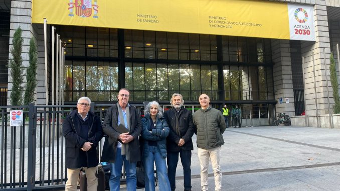 Representantes del Comité de Huelga momentos antes de la reunión.