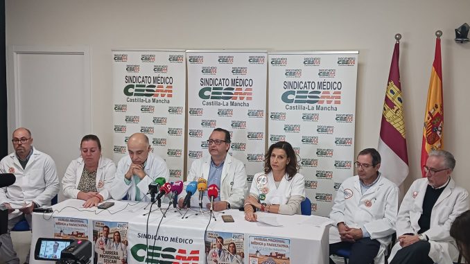 Los responsables de CESM CLM en rueda de prensa.