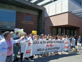 Concentración del Sindicato Médico de Cantabria en el Hospital Marqués de Valdecilla.