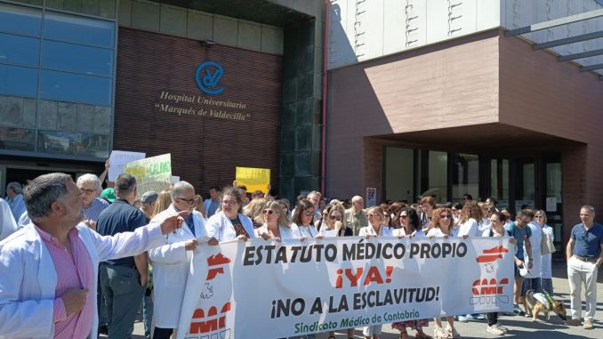 Concentración del Sindicato Médico de Cantabria en el Hospital Marqués de Valdecilla.