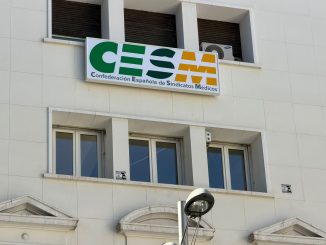Cartel luminoso en la sede de CESM en Madrid.