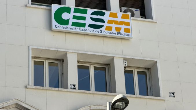 Cartel luminoso en la sede de CESM en Madrid.