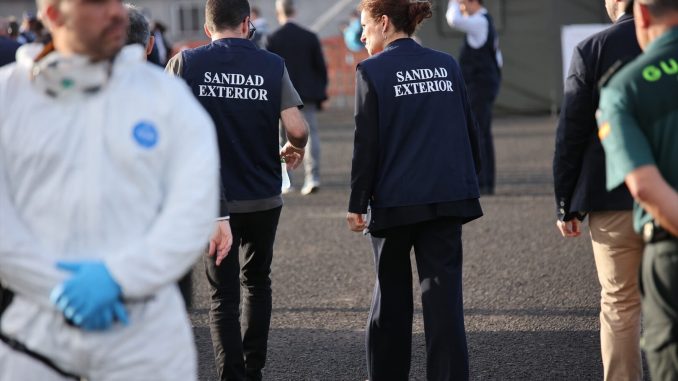 La ministra de Sanidad en el puerto de Tenerife. Foto Europa Press.