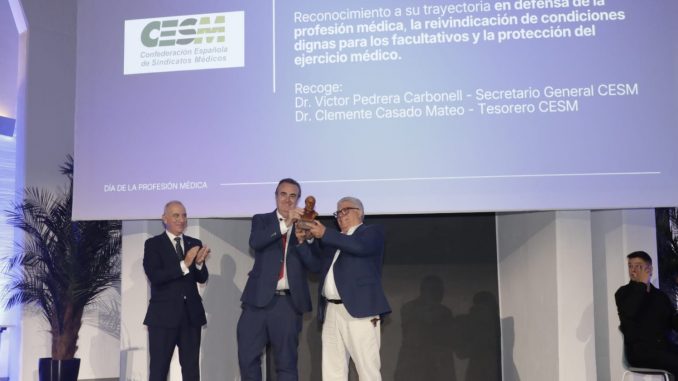 Víctor Pedrera y Clemente Casado recogen el premio.