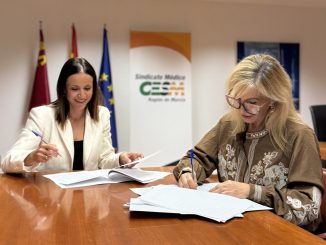 Momento de la firma del acuerdo de CESM Murcia.